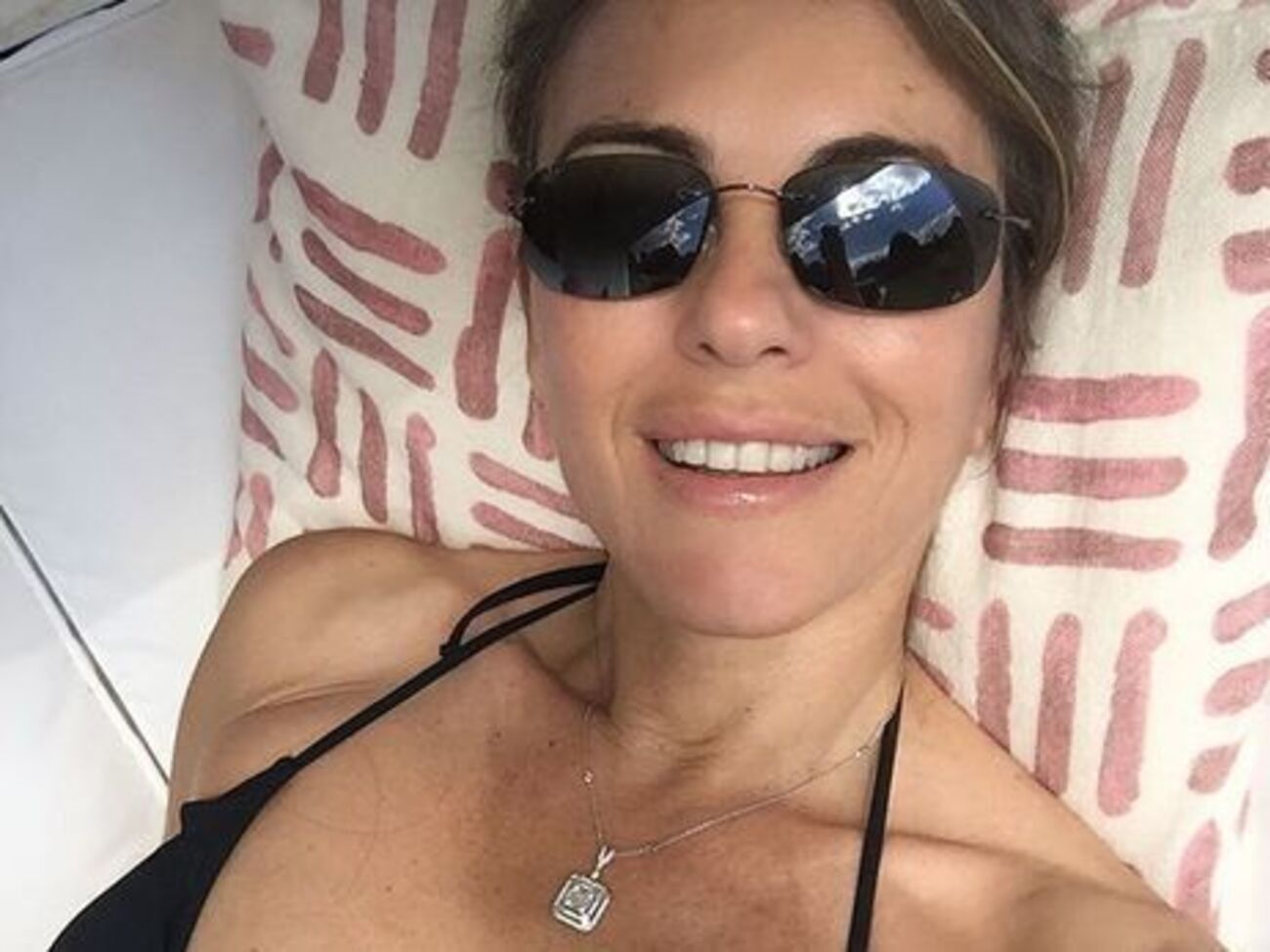 Херли снялась в купальнике