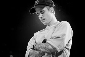 Бібер показав оголене тіло