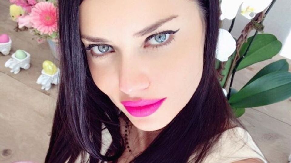 Адріана Ліма знялася без одягу у великодньому ролику