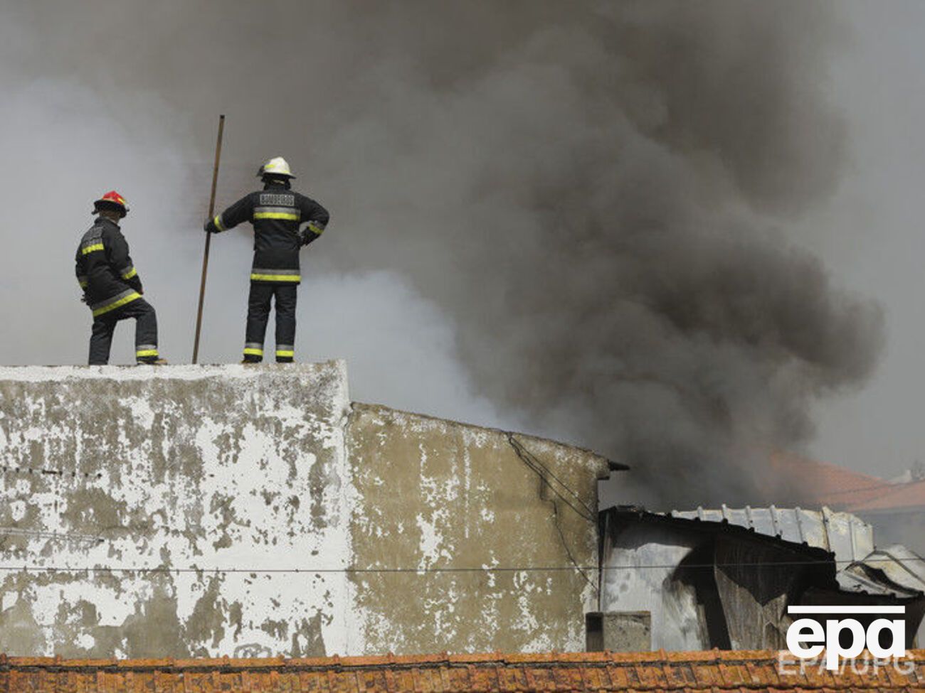 Рятувальники ліквідовують пожежу на місці падіння літака