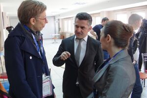 Голова спостережної місії ОБСЄ де Зулуета (ліворуч) на виборчій дільниці в Анкарі