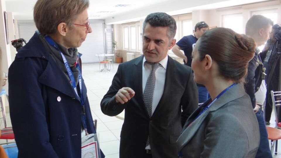 Глава наблюдательной миссии ОБСЕ де Зулуета (слева) на избирательном участке в Анкаре