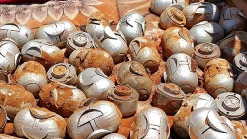 Касетні боєприпаси, що не розірвалися, зібрано після удару по околиці містечка Терманіна у провінції Ідліб 11 липня 2016 року