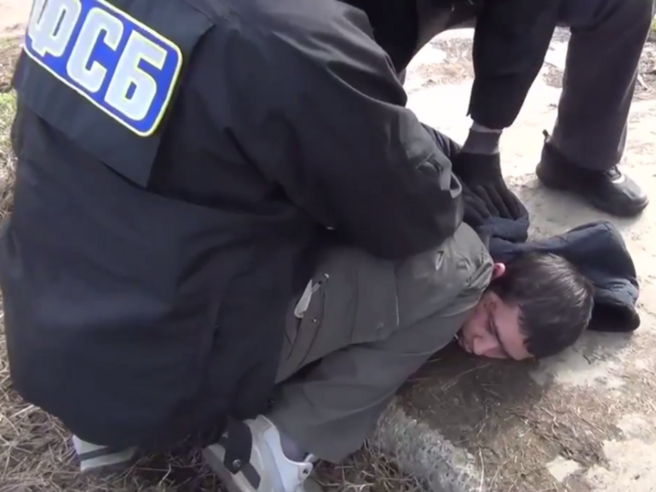 У задержанного нашли боевой пистолет и телефон с проводами