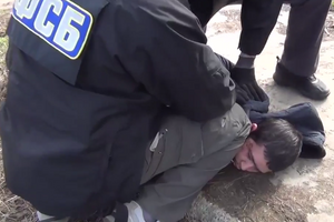 У задержанного нашли боевой пистолет и телефон с проводами