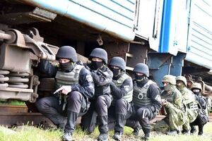 Штурмовая группа заняла позицию для атаки