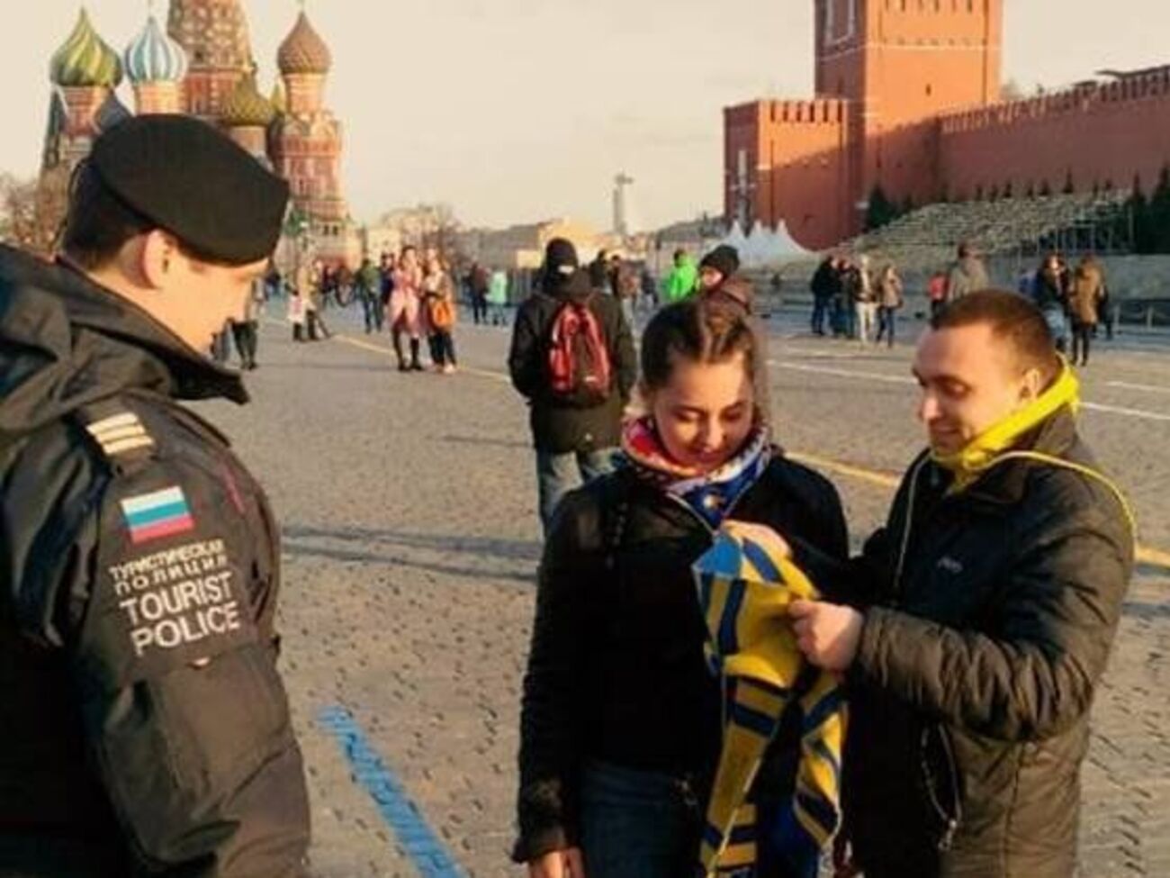 Российские полицейские заподозрили, что желто-синий шарф является флагом Украины