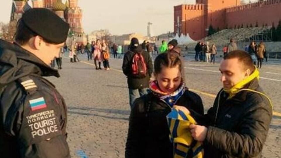 Російські поліцейські запідозрили, що жовто-синій шарф є прапором України