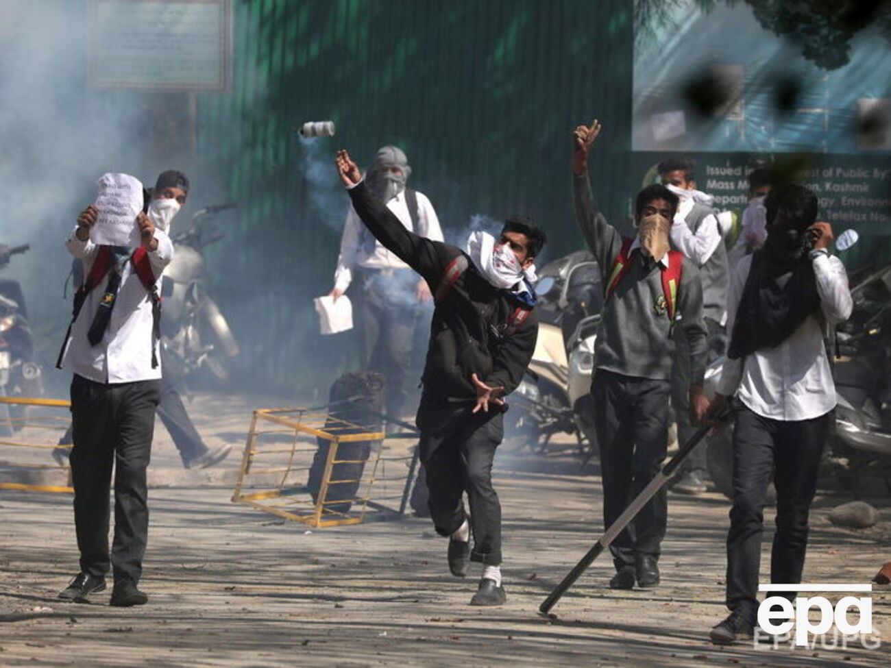 Акции протеста распространились уже на несколько колледжей