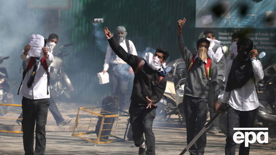 Акции протеста распространились уже на несколько колледжей