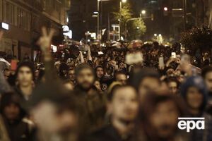 На вулиці вийшли тисячі людей