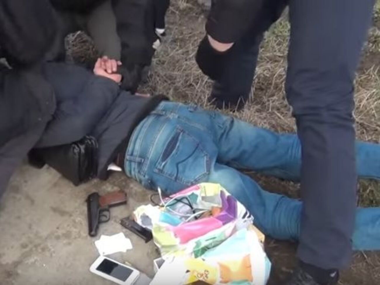 17 апреля Азимов приобрел пару новых сотовых телефонов и сим-карты