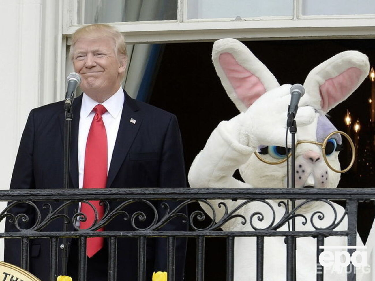 Президент США та великодній кролик