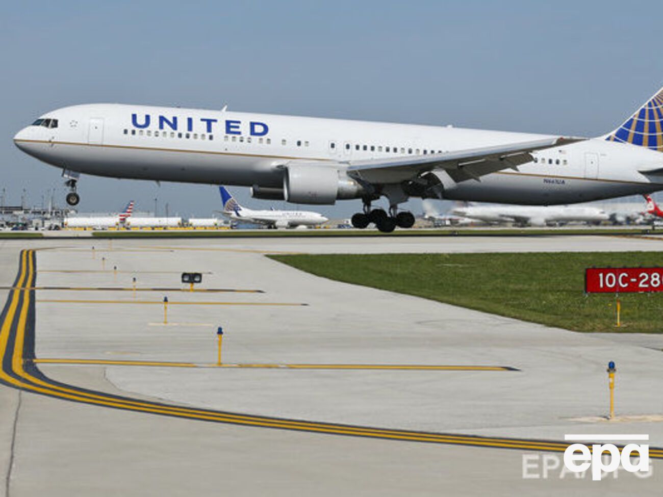 United Airlines змінює правила посадки на рейси своїх співробітників