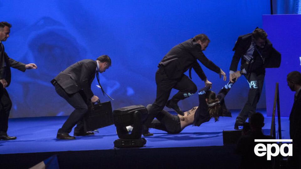 Жінку винесли зі сцени охоронці