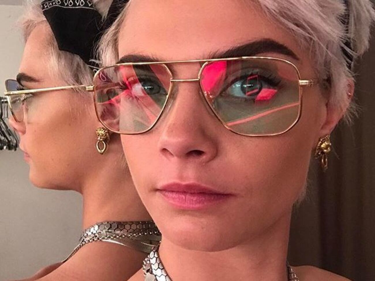 Делевинь постригла волосы