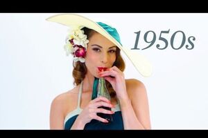 Модели примерили пляжную одежду и купальники различных фасонов