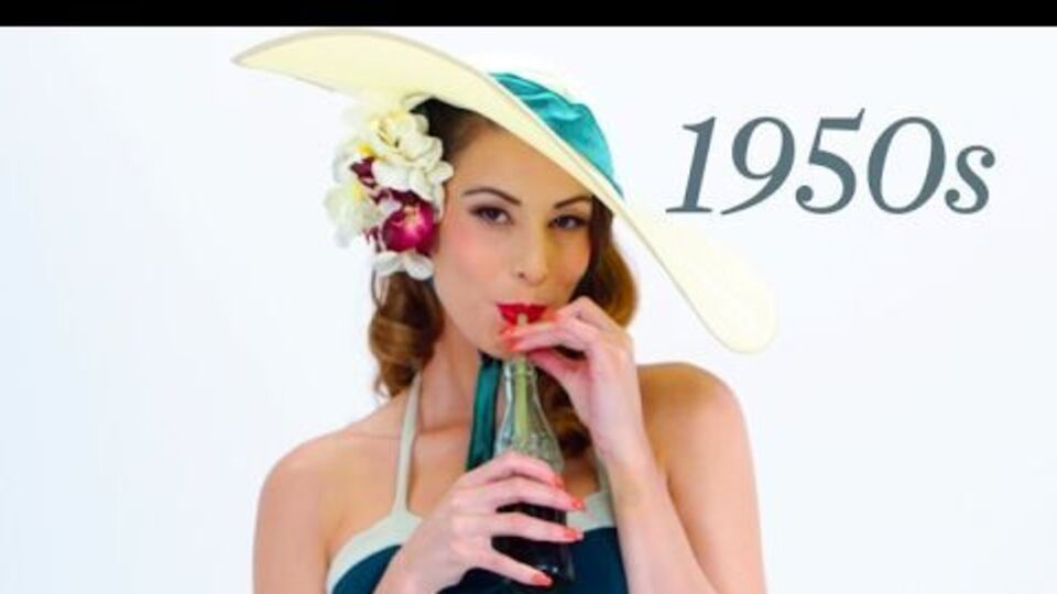 Модели примерили пляжную одежду и купальники различных фасонов