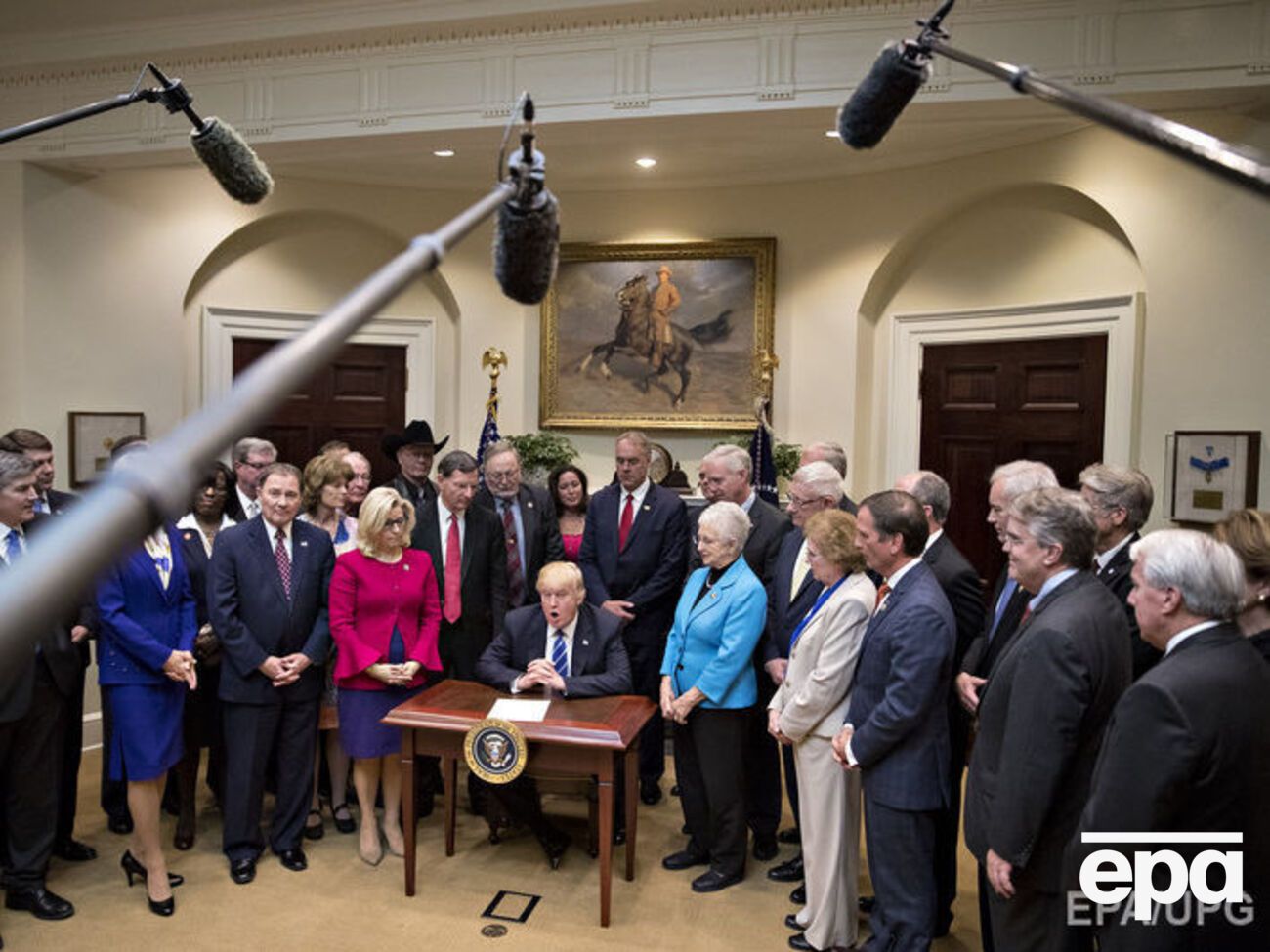 СМИ отметили разницу в отношении к РФ Трампа и его окружения