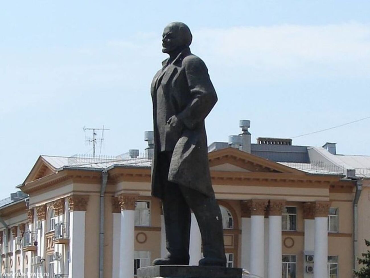 Значна частина респондентів проти того, щоб знести пам'ятники Леніну