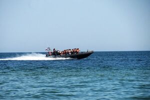 В спасательной операции задействованы шесть судов и два вертолета МЧС