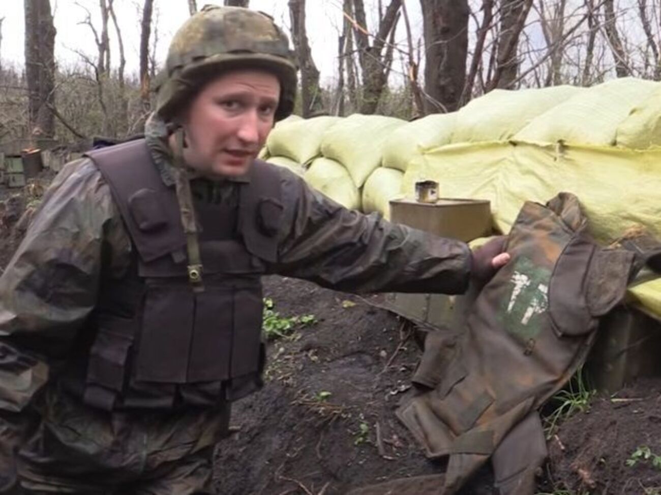 Брошенный боевиками при отступлении бронежилет