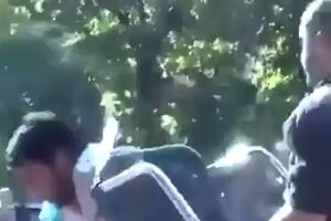 Уличного музыканта ударили стулом