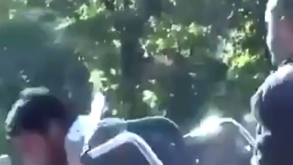 Вуличного музиканта вдарили стільцем