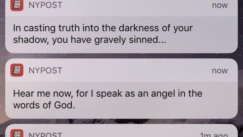 "Слава президенту Дональду Трампу", – говорилось в одном из push-уведомлений