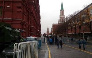 Сообщается, что в проходах на Красную площадь установлены рамки металлоискателей
