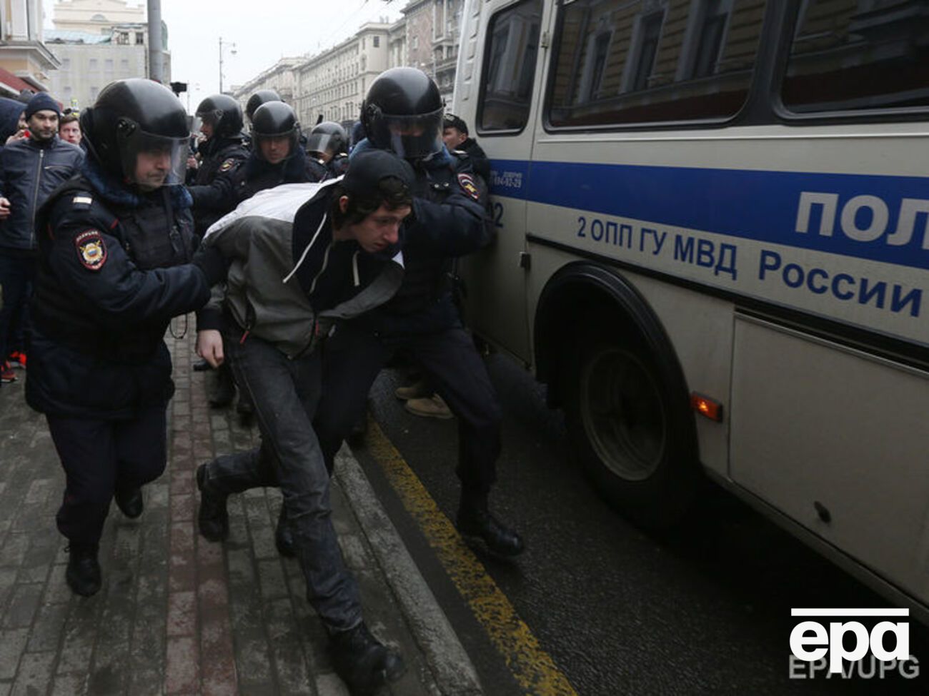 Поліція, як і 26 березня, затримує тих, хто прийшов у центр Москви