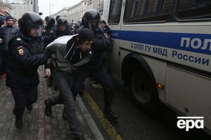 Полиция, как и 26 марта, задерживает пришедших в центр Москвы