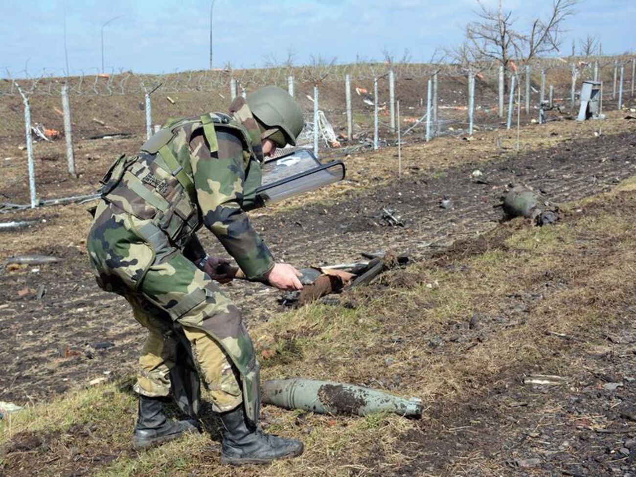 Основной фронт работ военные саперы выполняют на технической территории и по периметру охраны воинской части