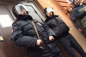 Люди с автоматами стоят под 78-м отделением полиции, где содержится Расторгуев, сообщает журналист издания "Эхо Москвы" Арсений Веснин