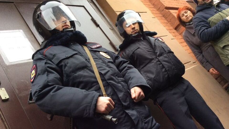 Люди с автоматами стоят под 78-м отделением полиции, где содержится Расторгуев, сообщает журналист издания "Эхо Москвы" Арсений Веснин