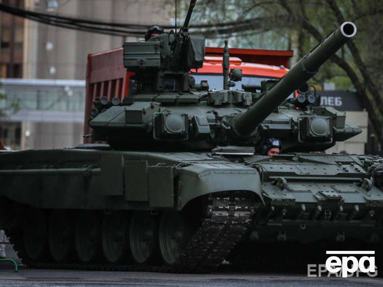 Повідомлення про те, що танки сімейства T-90 помітили на сході України, почали надходити влітку 2014 року, зазначили в Bellingcat