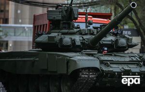 Повідомлення про те, що танки сімейства T-90 помітили на сході України, почали надходити влітку 2014 року, зазначили в Bellingcat