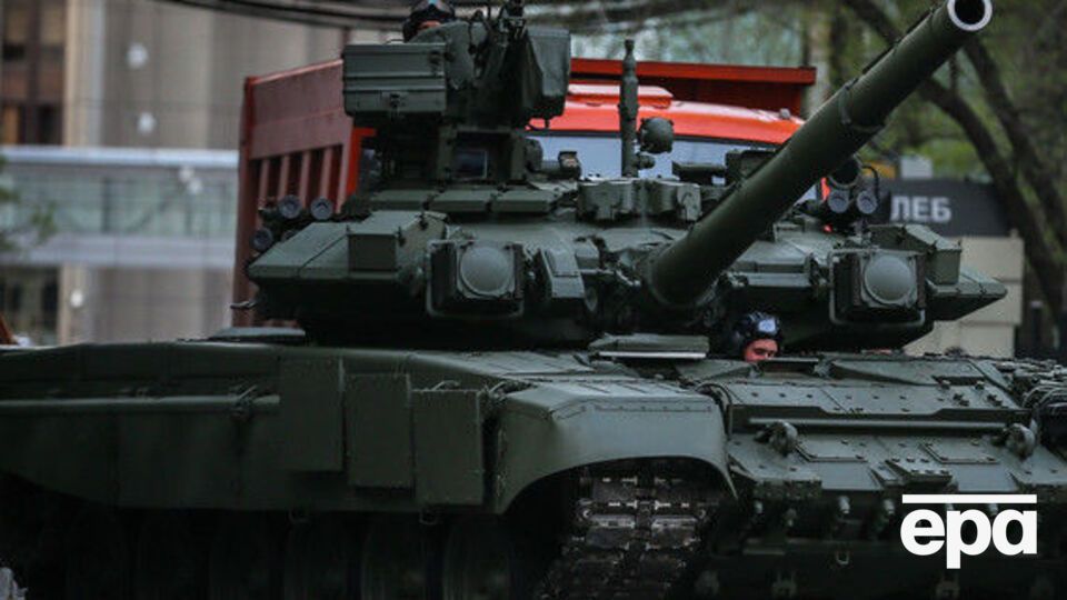 Повідомлення про те, що танки сімейства T-90 помітили на сході України, почали надходити влітку 2014 року, зазначили в Bellingcat