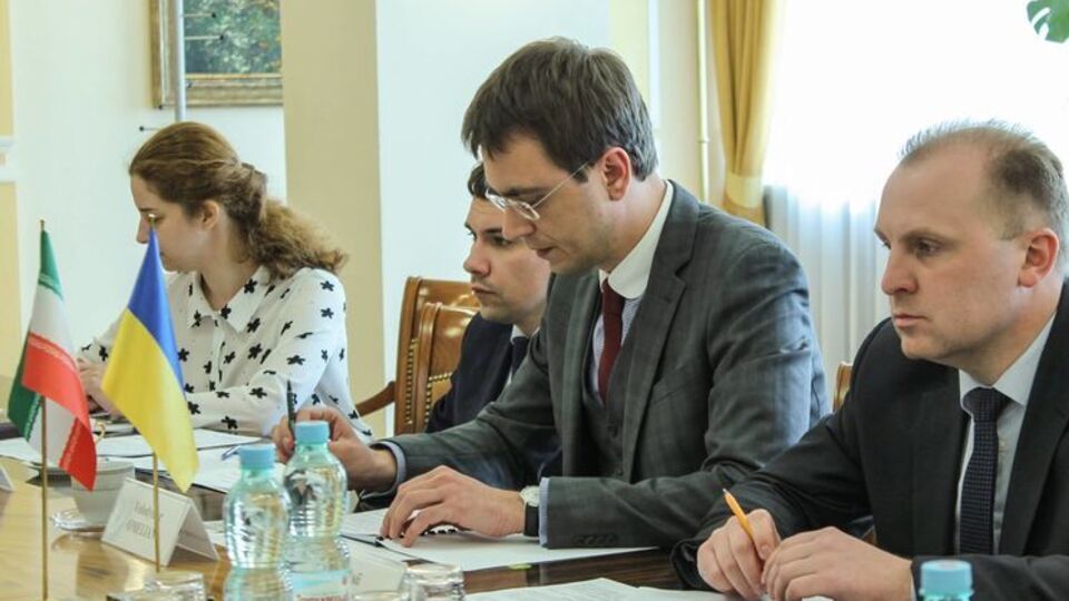 Министр инфраструктуры Владимир Омелян подписал договор о сотрудничестве с Ираном
