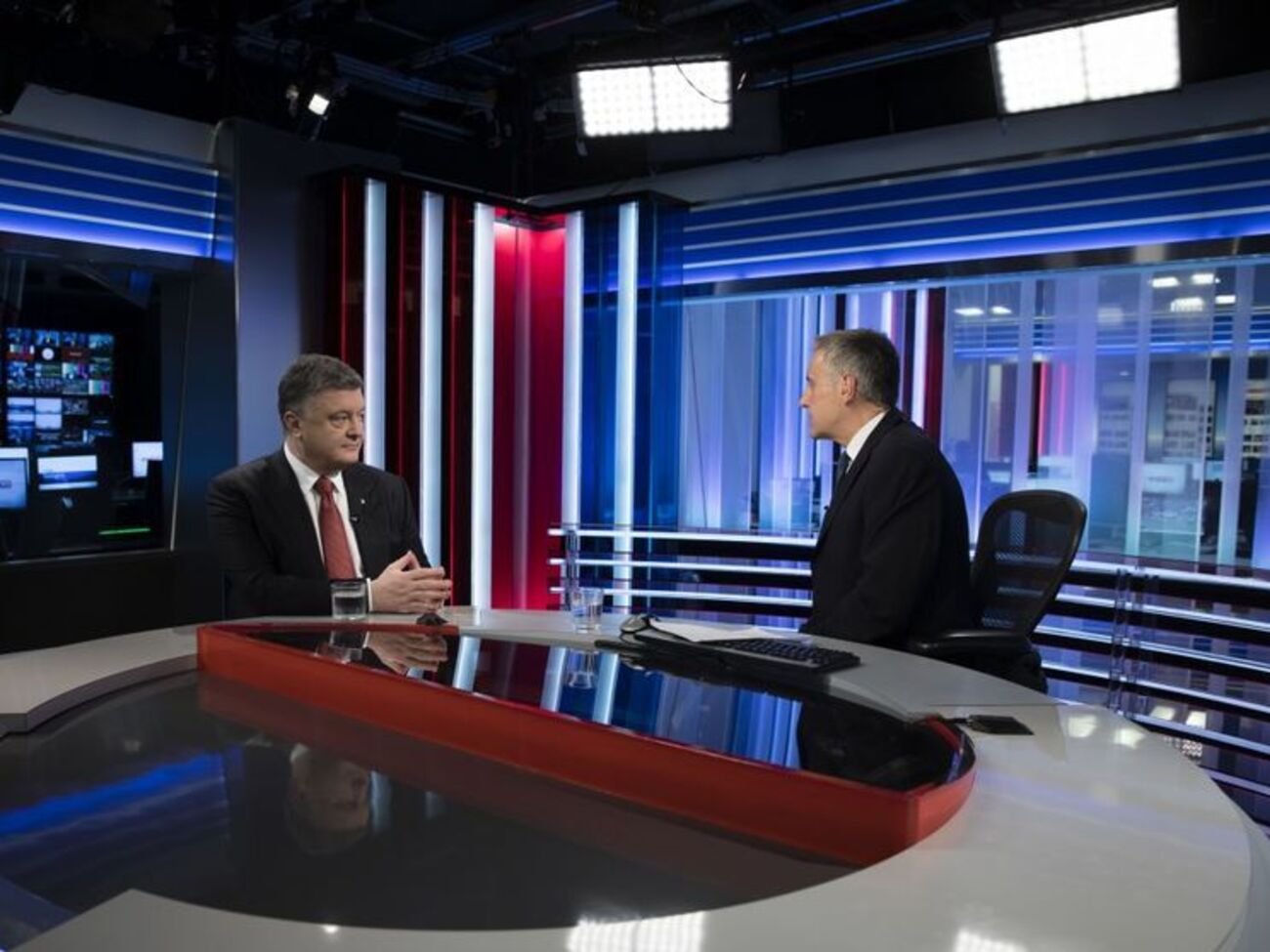 Порошенко заявив, що на Донбасі йде гаряча війна проти РФ