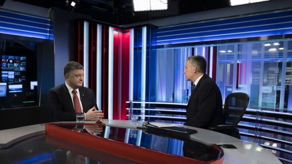 Порошенко заявив, що на Донбасі йде гаряча війна проти РФ