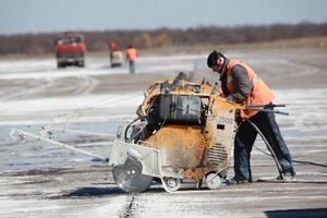 Основну злітно-посадкову смугу в Запоріжжі закрили на ремонт