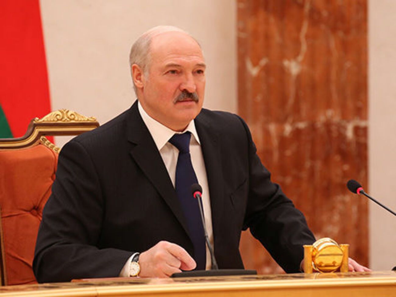 Лукашенко заявил, что Беларусь не может ссориться ни с Европой, ни с Россией