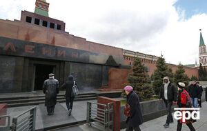 Тело Ленина покоится в Мавзолее Москвы с 1924 года