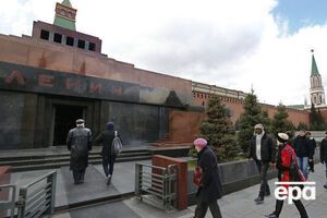Тіло Леніна в мавзолеї Москви покоїться з 1924 року