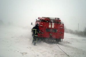 Рятувальникам удалося звільнити майже 100 автомобілів