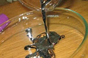 Во Львове на улице нашли емкость с ртутью