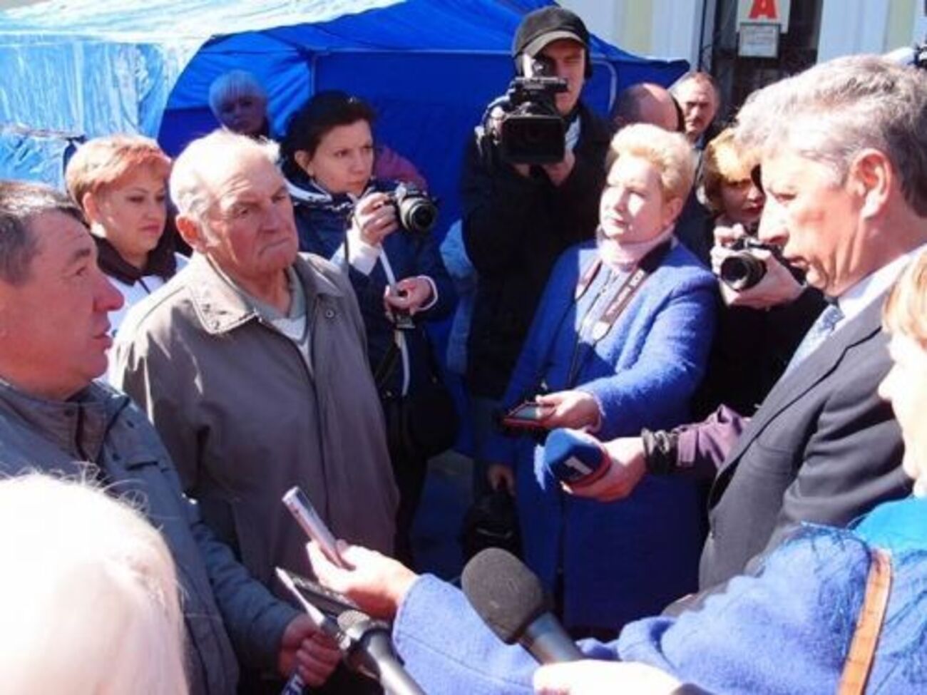 Юрій Бойко (праворуч): Зібрані підписи ми надамо владі, щоб вона нарешті зрозуміла позицію громадян нашої країни