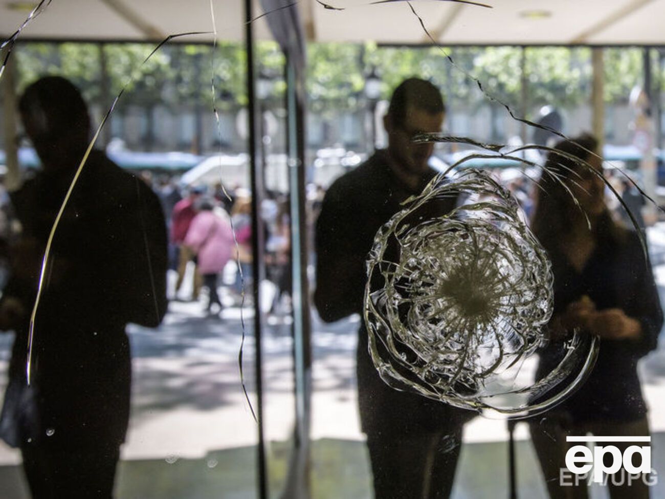 Злочинець стріляв з автомата у центрі Парижа