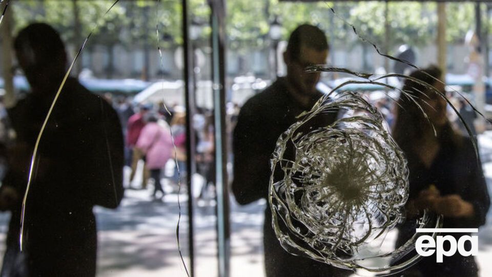 Злочинець стріляв з автомата у центрі Парижа